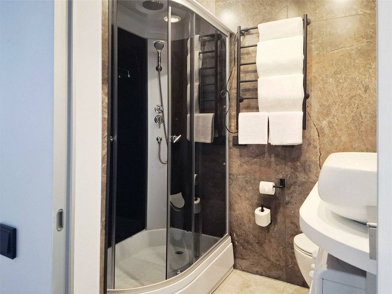 Фотографии номера Номер люкс с 1 двуспальной кроватью в Гостинице Салют Москва